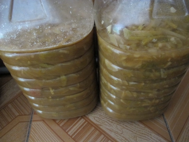 一个面上有白色的， 一个没有。味道还好，不难闻