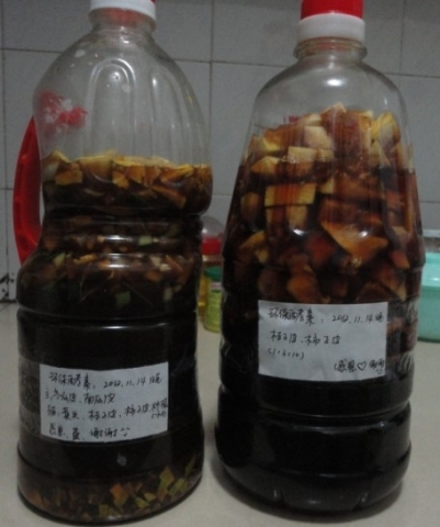 两个油瓶做的环保酵素,有一个是不是太满了上面都泡不到水?