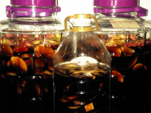 顺带的做了一桶5L的环保酵素，材料主要是香蕉皮。