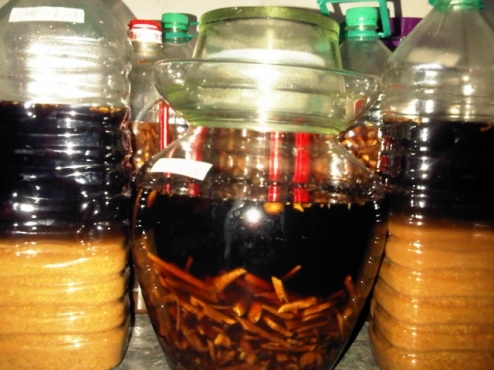 10月30日做的食用酵素，材料鲜小黄姜，左右二瓶榨汁后做的，正准备淘合适的玻璃瓶换下二塑料瓶。 ... ...